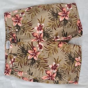 7" short khaki tropical flower size 28